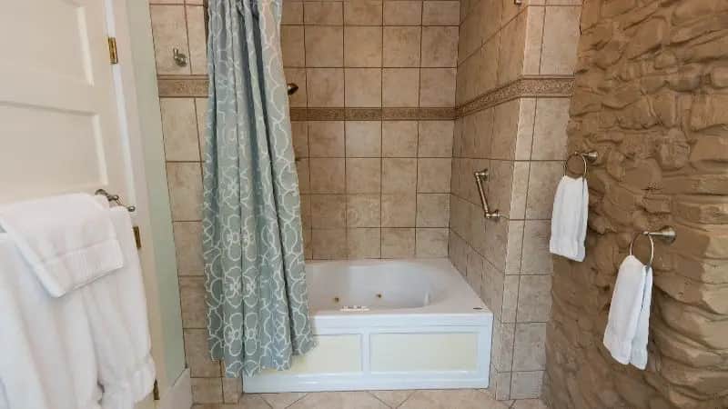 Hilltop Manor Bed & Breakfast — guest room