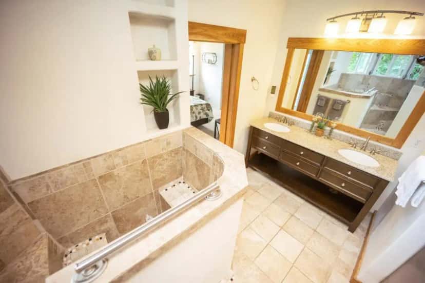 In-room jacuzzi tub at Hilo Vacation Rental in Wailea, HI