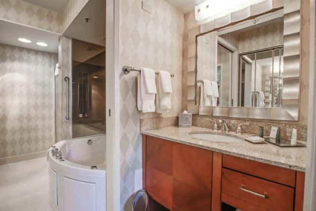 Jetted bathtub