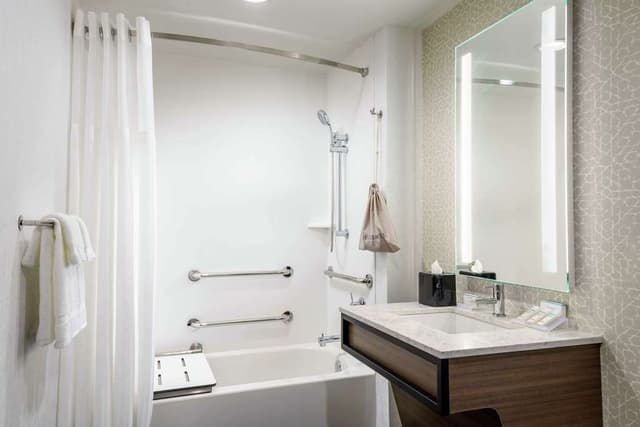 Deep soaking bathtub