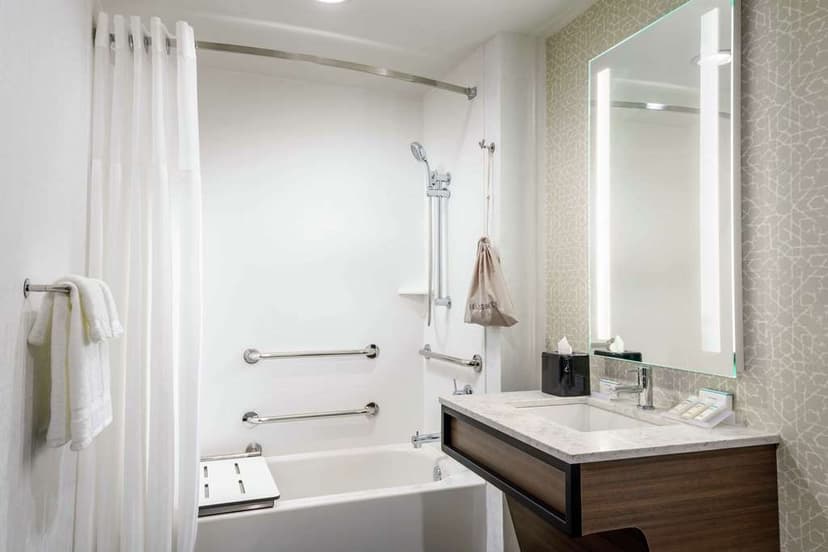 Hotels with jacuzzi in room in Annapolis