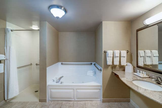 Jetted bathtub