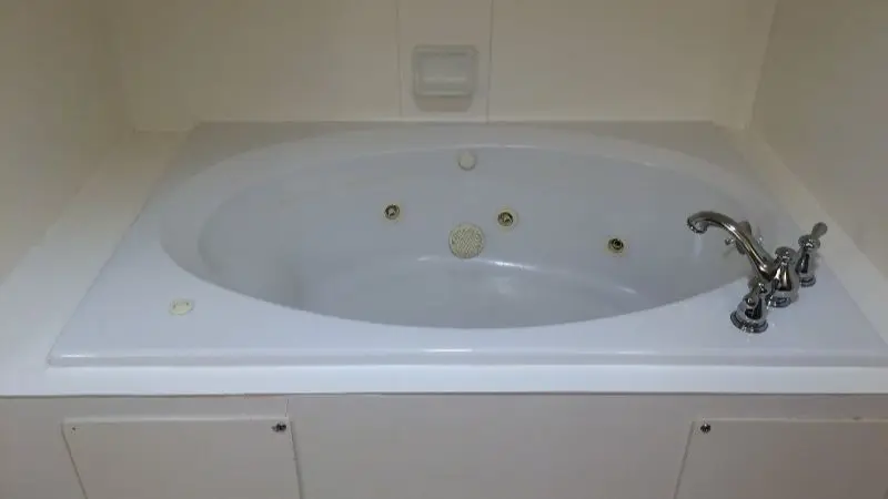 In-room hot tub at Hilton Garden Inn Bwi Airport in Linthicum Heights, MD
