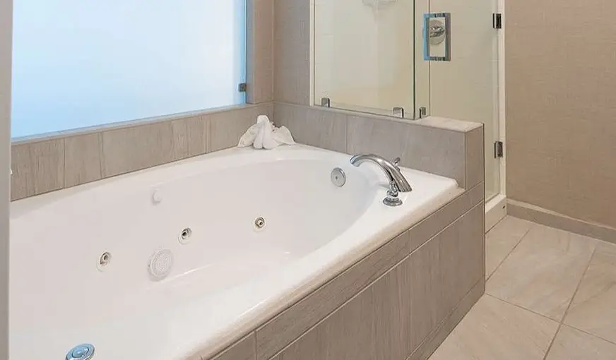 Hotels with jacuzzi in room in Calabasas
