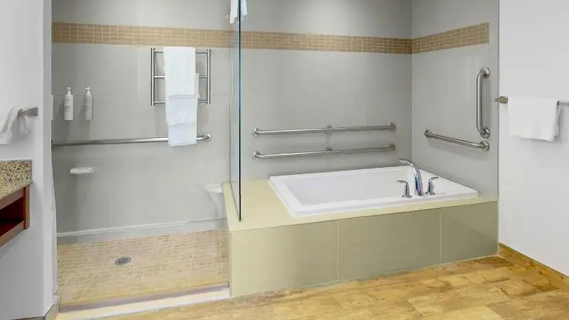 Hotels with jacuzzi in room in Mount Pleasant