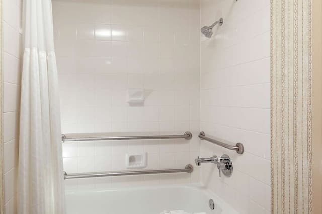 Deep soaking bathtub