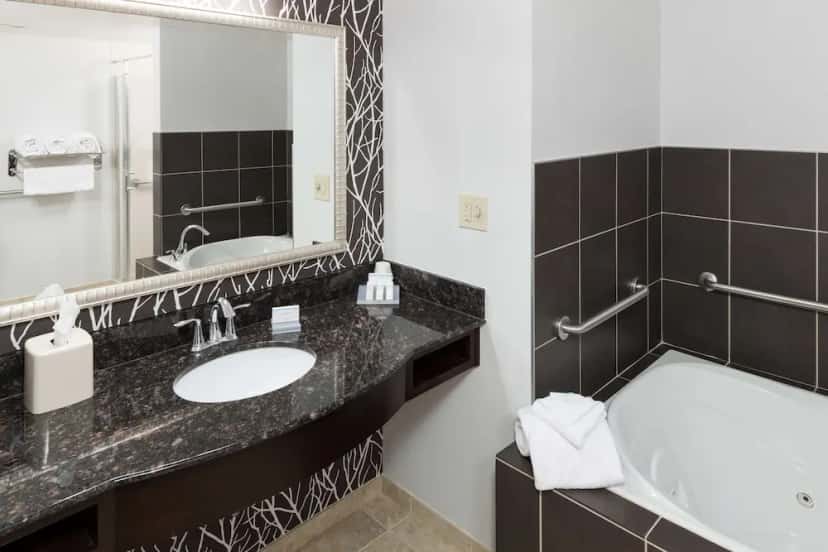 In-room hot tub at Hilton Garden Inn Cincinnati/Mason in Mason, OH