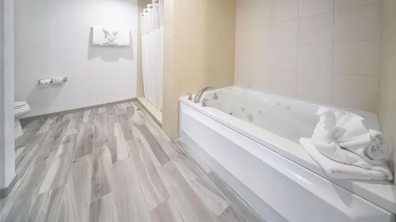 Hotels with jacuzzi in room in Clifton Park
