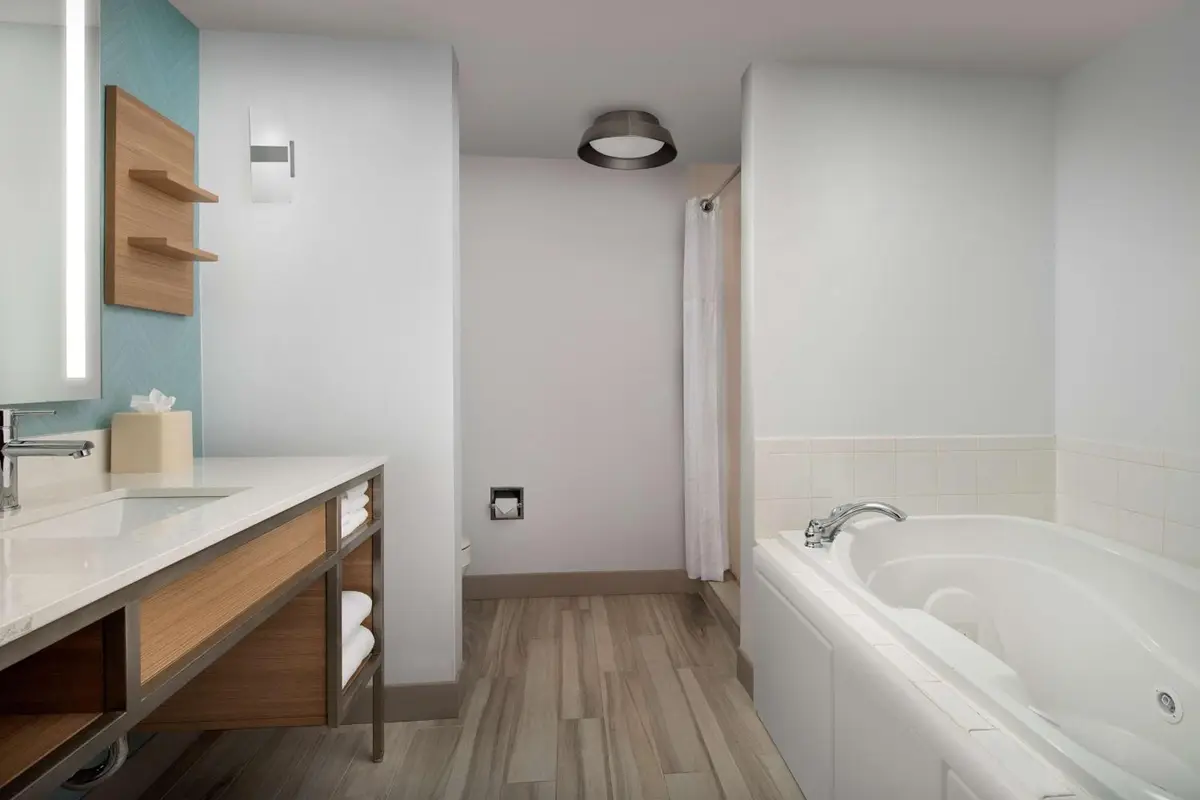 Hotels with jacuzzi in room in Duncanville