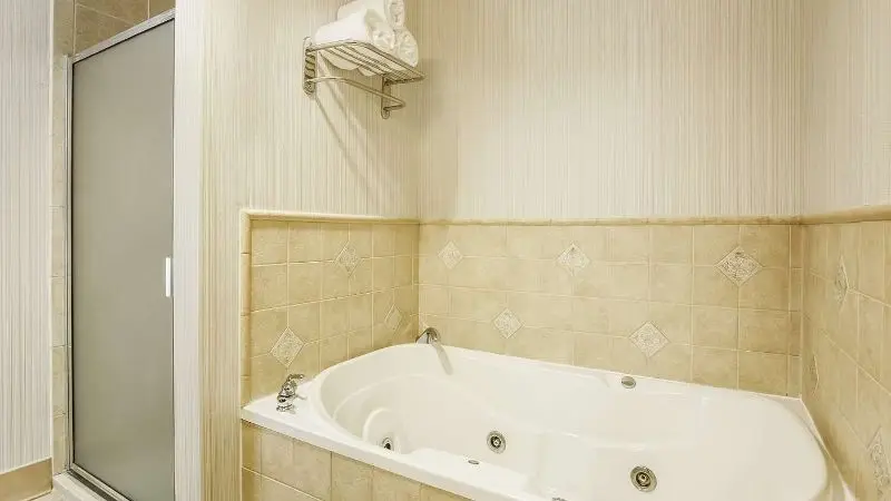 Hotels with jacuzzi in room in Lewisville