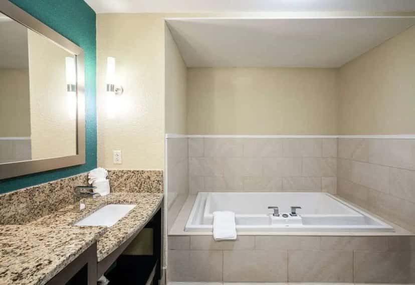In-room hot tub at Hilton Garden Inn Dalton in Dalton, GA