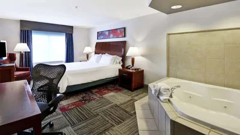In-room hot tub at Hilton Garden Inn Gulfport Airport in Gulfport, MS