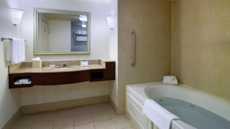 Hotels with jacuzzi in room in Glastonbury