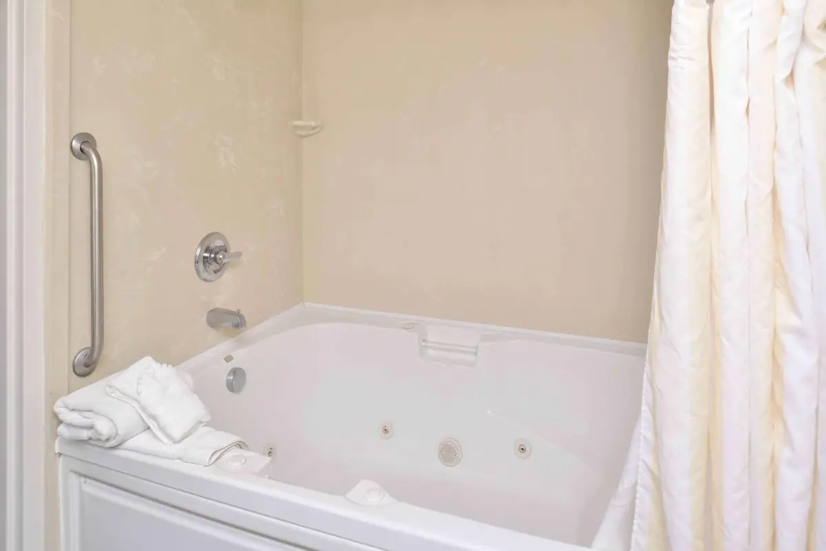 Hotels with jacuzzi in room in Carmel