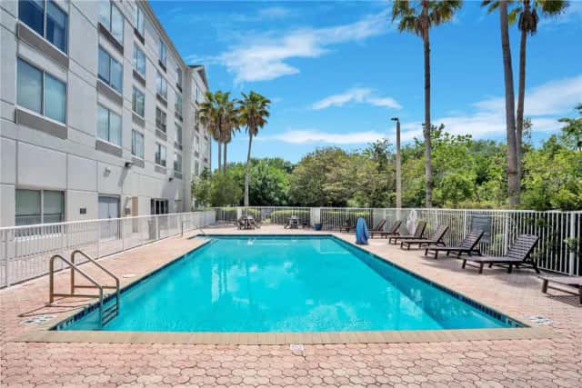 Hilton Garden Inn Jacksonville Airport — guest room