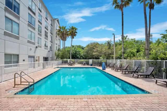 Hilton Garden Inn Jacksonville Airport — guest room
