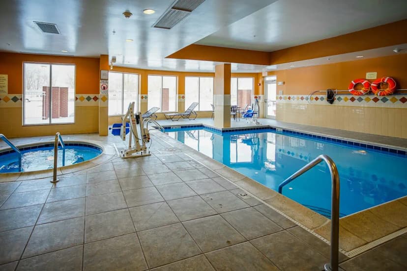 Hotels with jacuzzi in room in Kankakee