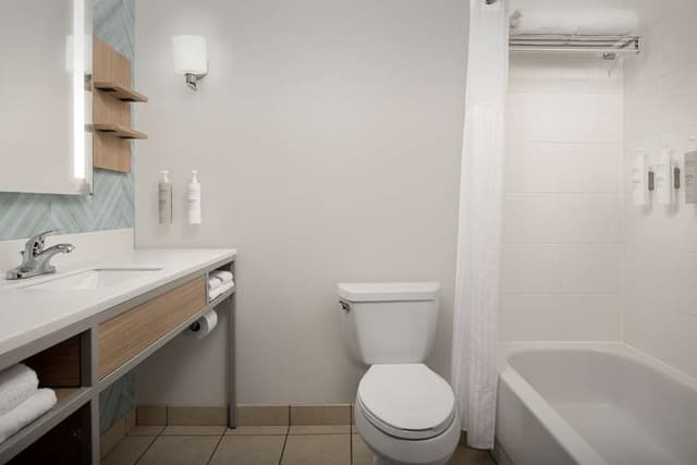 Deep soaking bathtub