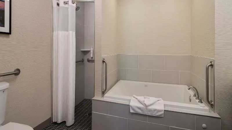 Hotels with jacuzzi in room in Middleton