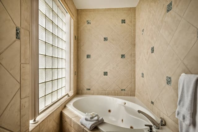 Jetted bathtub