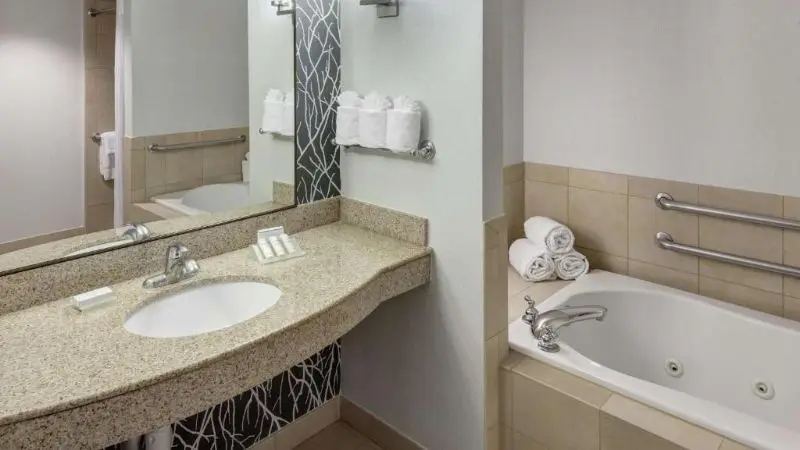 Hotels with jacuzzi in room in Warrenville