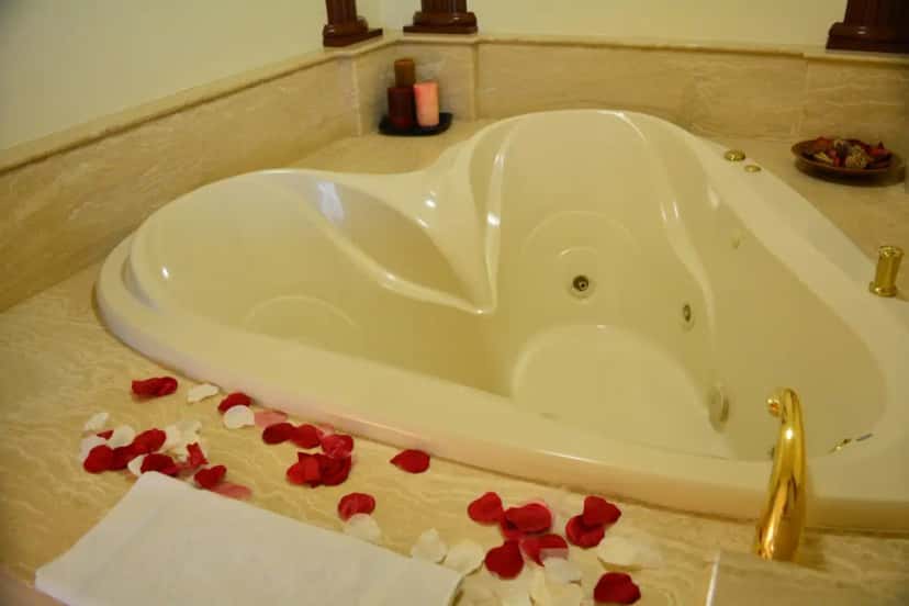 In-room hot tub at Hilton Garden Inn Oxnard/Camarillo in Oxnard, CA
