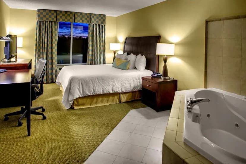 Hotels with jacuzzi in room in Sandston
