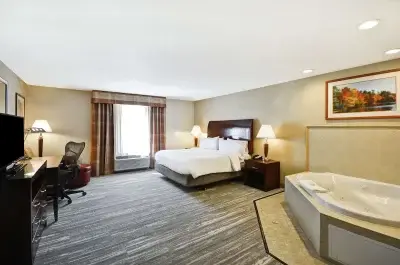 Hotels with jacuzzi in room in Riverhead