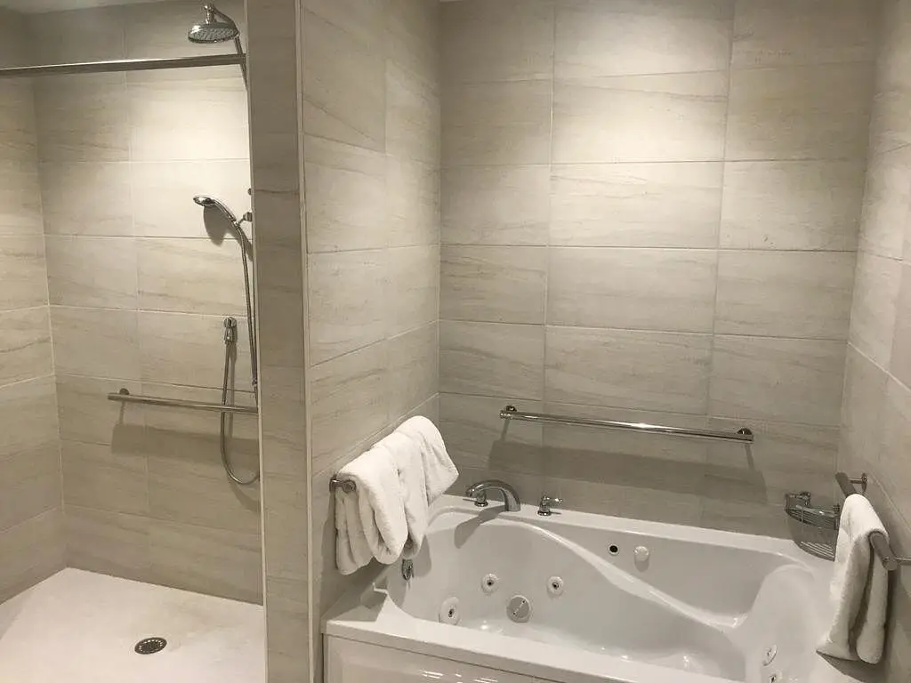 Hotels in Rochester with a jacuzzi in the room