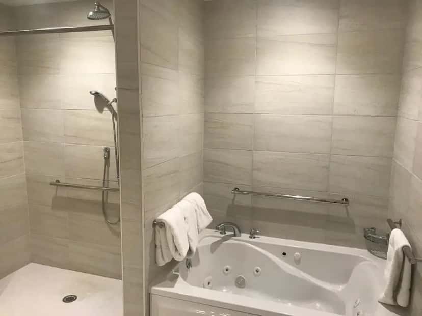 In-room hot tub at Hilton Garden Inn Rochester/University & Medical Center in Rochester, NY