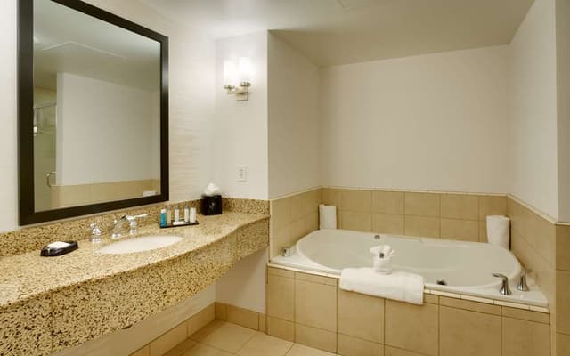 Jetted bathtub