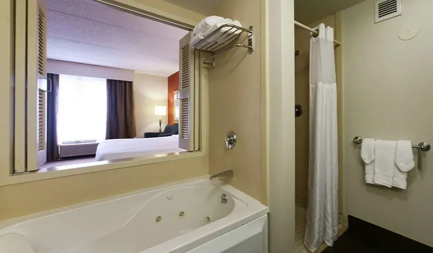 Hotels with jacuzzi in room in Secaucus