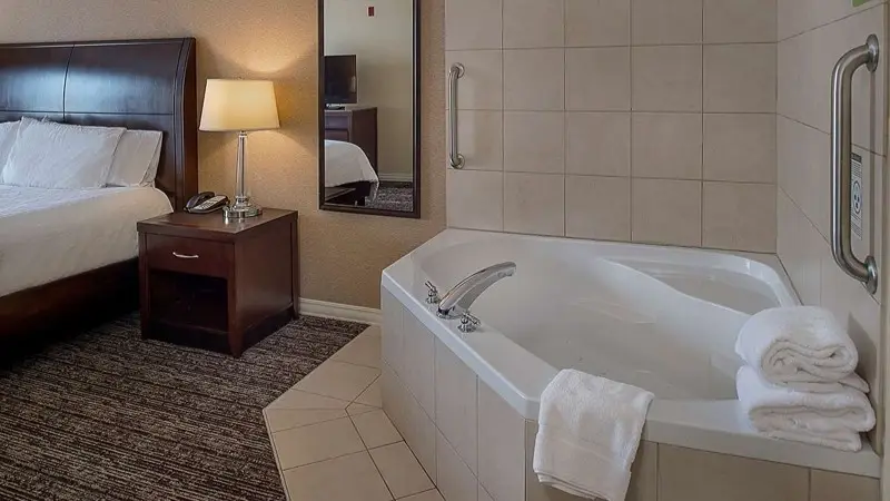 Hotels with jacuzzi in room in St Louis