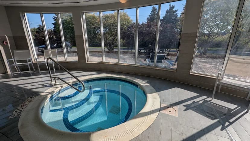 Hotels with jacuzzi in room in Dewitt