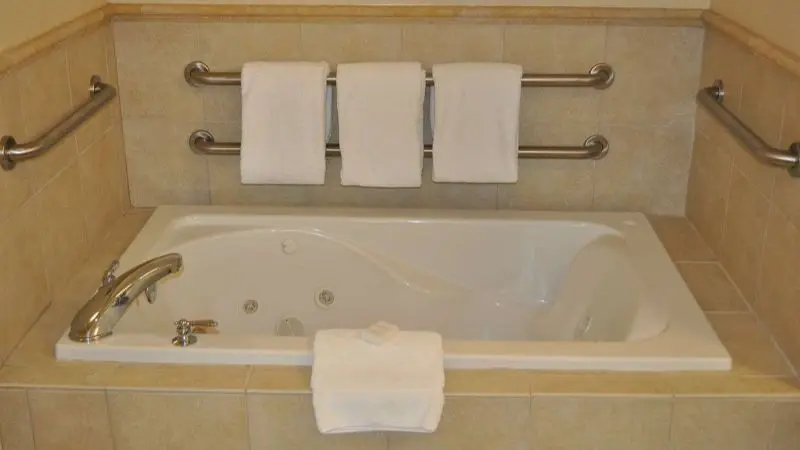 Hotels with jacuzzi in room in Tifton