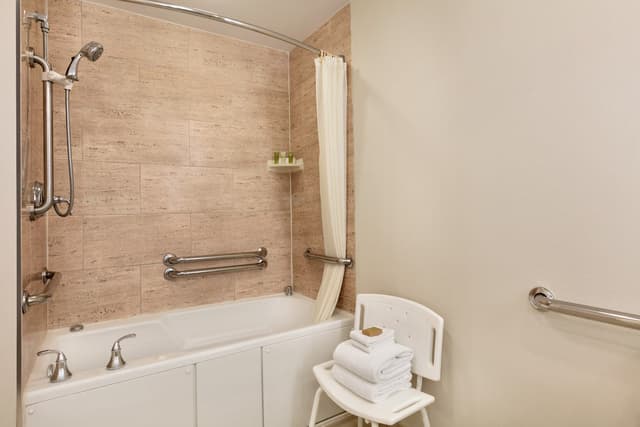 Deep soaking bathtub