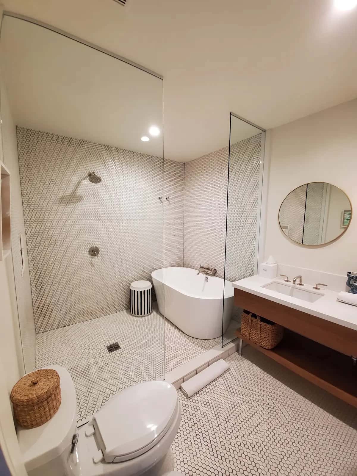 Deep soaking bathtub at Holiday House Palm Springs