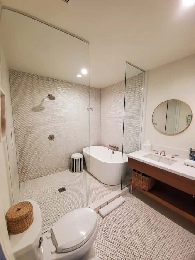 Deep soaking bathtub at Holiday House Palm Springs