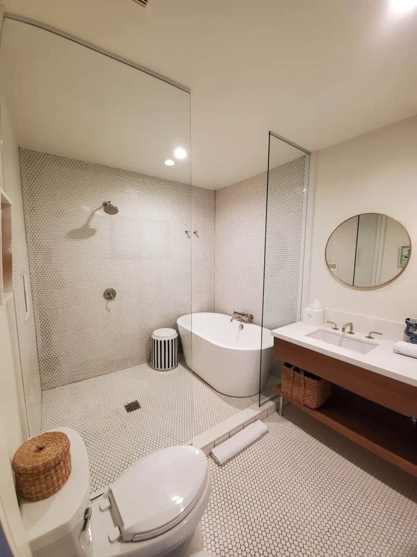 Deep soaking bathtub at Holiday House Palm Springs