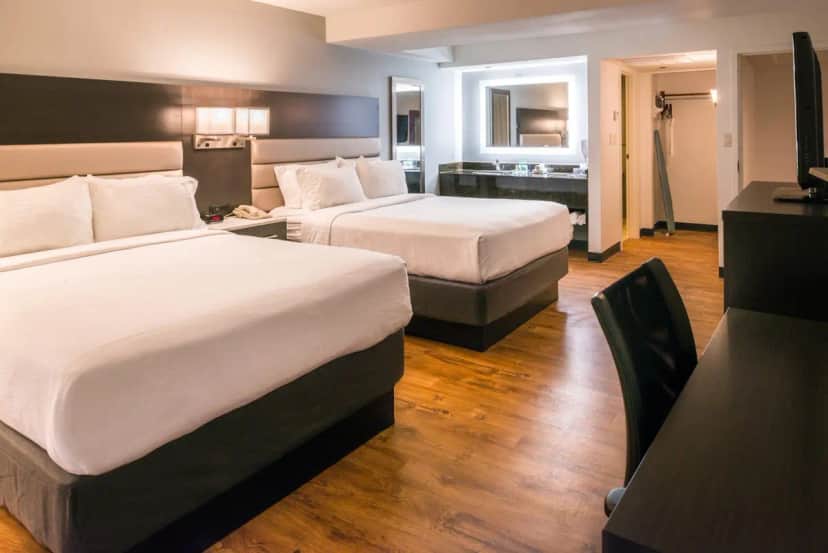 Holiday Inn & Suites Beaumont-Plaza (I-10 & Walden), an IHG hotel — bathroom