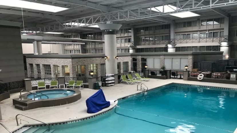 Hotels with jacuzzi in room in Skokie
