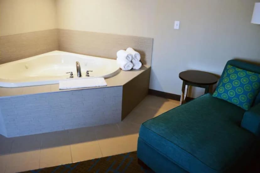 Hotels with jacuzzi in room in Liverpool