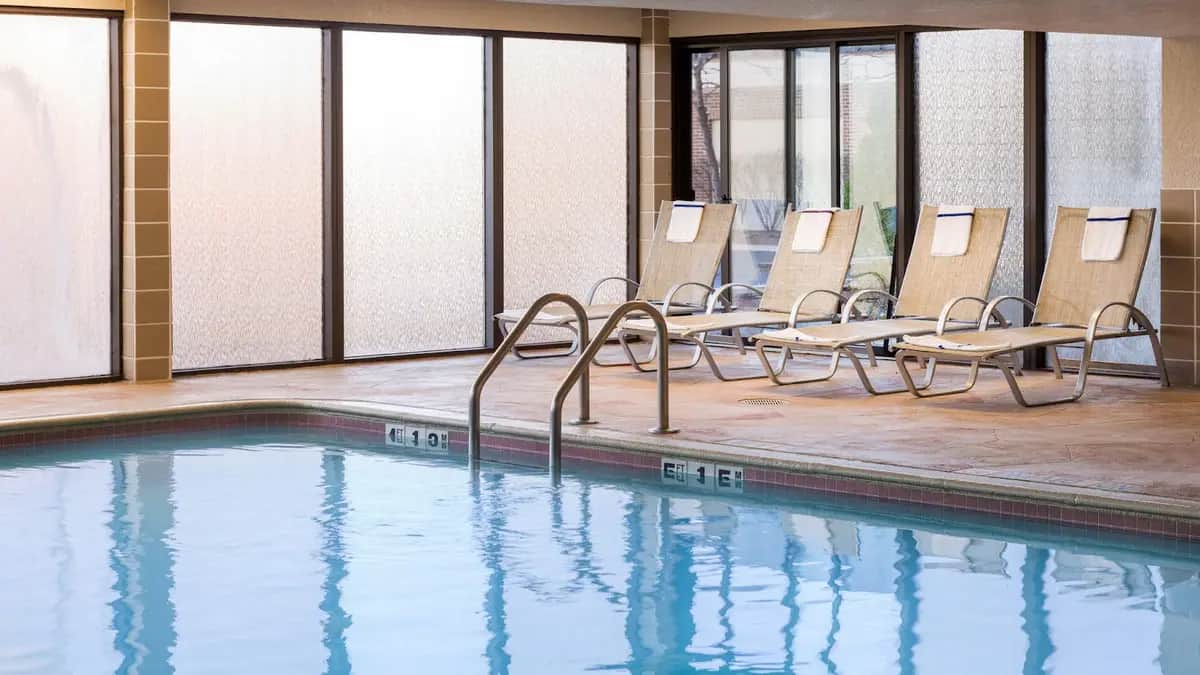 Holiday Inn & Suites Warren, an IHG hotel — pool