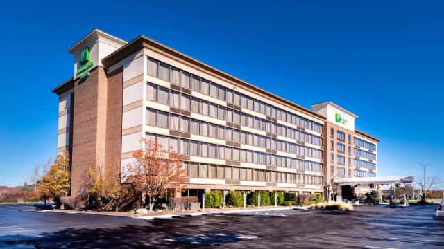 Holiday Inn & Suites Warren, an IHG hotel — guest room