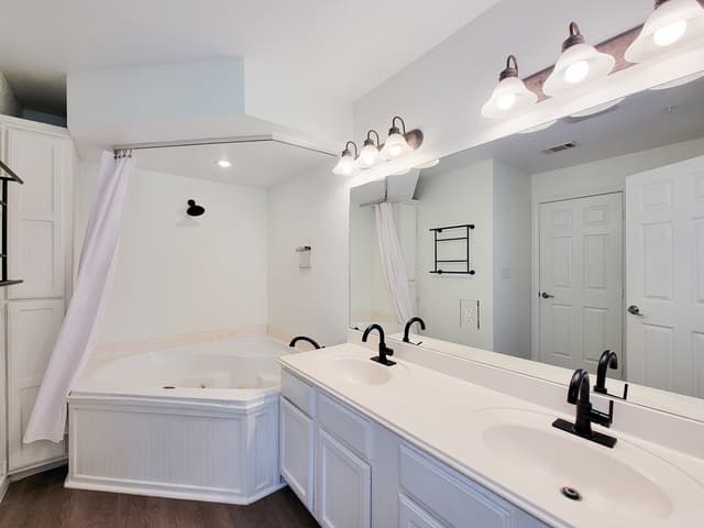 Jetted bathtub