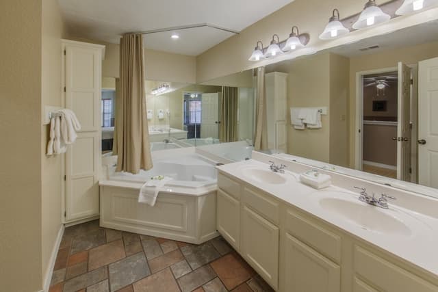 Jetted bathtub