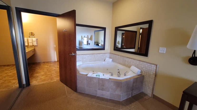 Hotels with jacuzzi in room in Parker