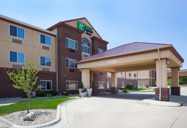 Holiday Inn Express & Suites Aberdeen By IHG — guest room