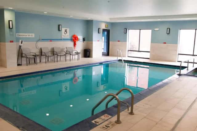 Holiday Inn Express & Suites Albany Airport Area - Latham — guest room