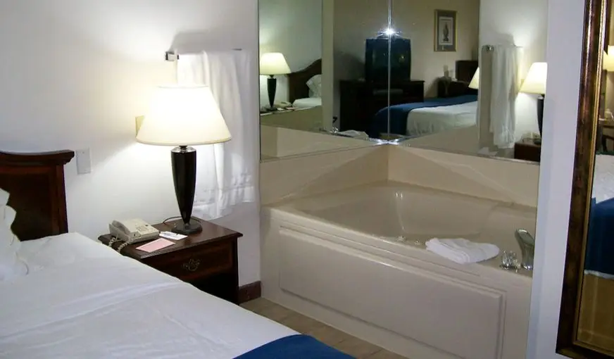 Holiday Inn Express & Suites Alliance, an IHG Hotel hotel photo 1 in Alliance, Ohio